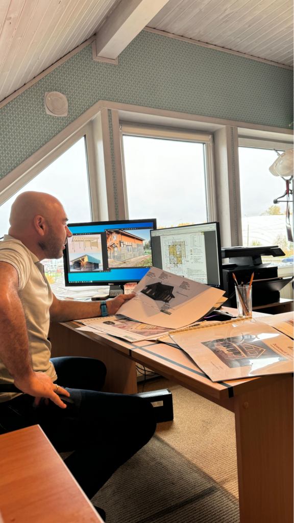 Основатель «Академии загородного строительства», Александр Касумов, держит в руках проект дома