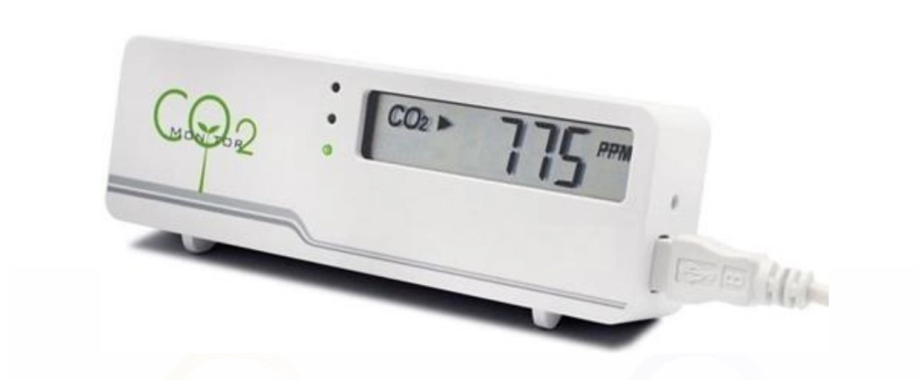 Прибор для определения уровня CO₂ в помещении.